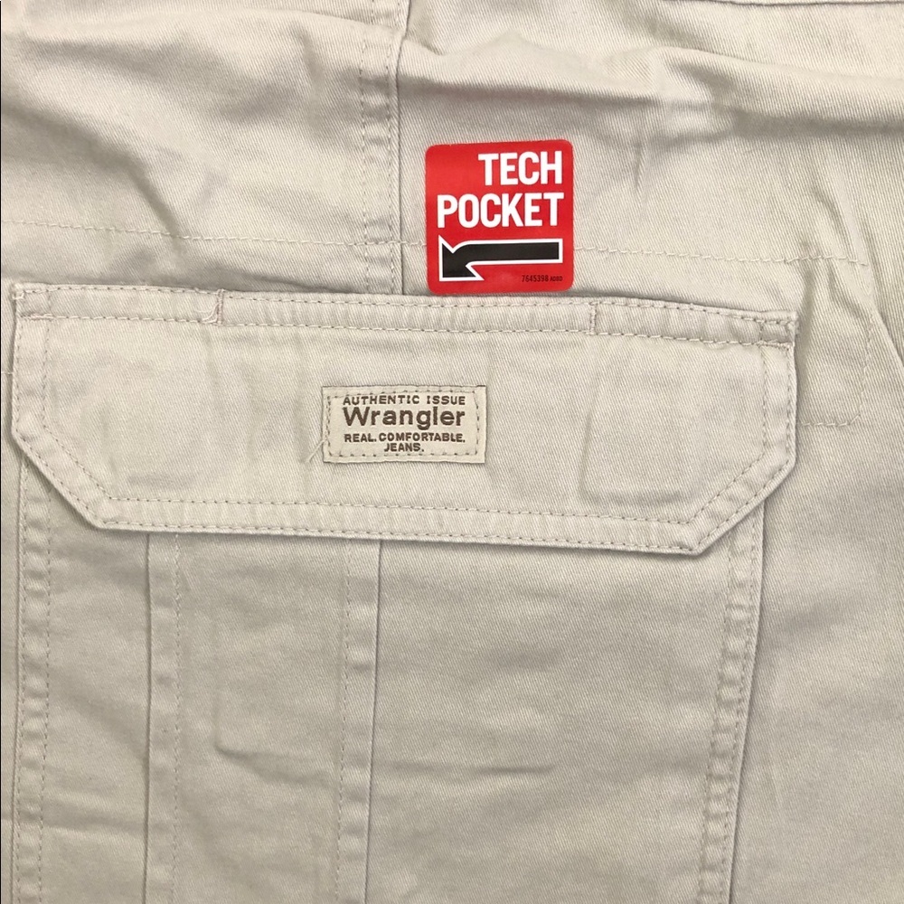 NWT Wrangler Men's Light Tan Cargo Shorts Sz 42 (M1) - Picture 4 of 6